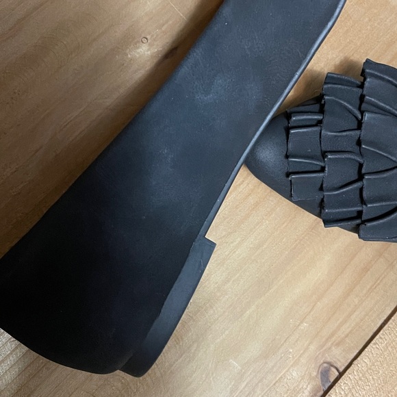 Journee Collection Black Ruffle Flats 8 - Picture 7 of 7